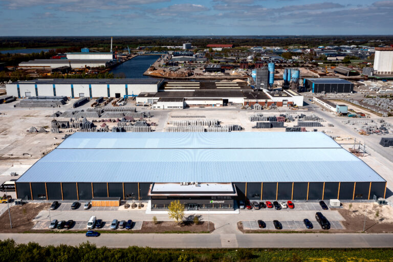 Nederland, Drachten, 03-05-2023. Drone foto van de nieuwebouw van Montapanel in Drachten gebouwd door Bouwgroep Noord.